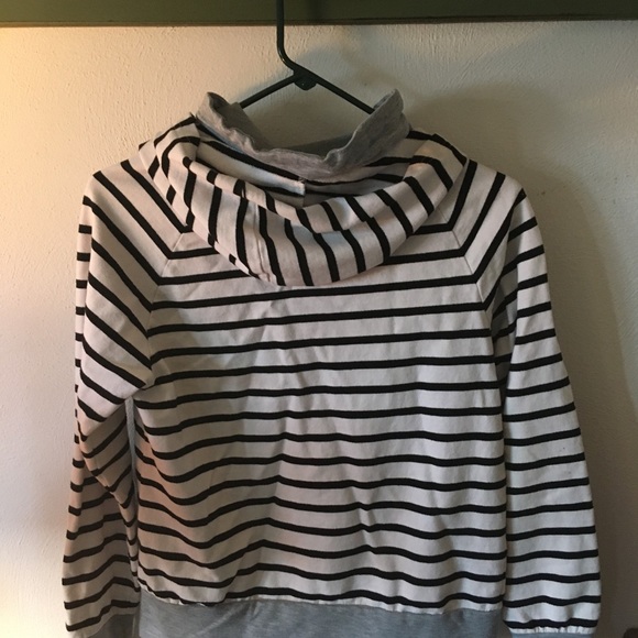 Shein sweatshirt - Picture 3 of 7